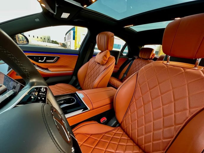 Mercedes S500 (Negro), 2022 para alquiler en Dub&aacute;i
