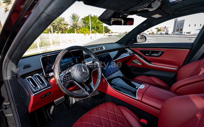 Mercedes S500 (Negro), 2021 para alquiler en Sharjah