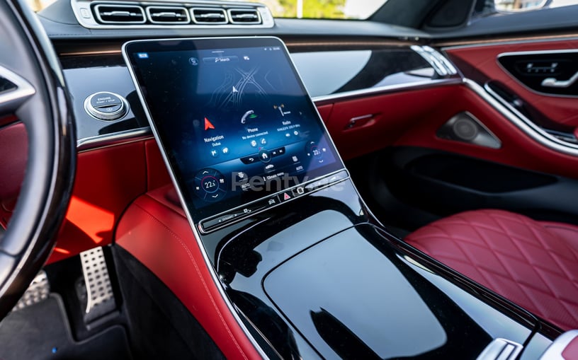Mercedes S500 (Negro), 2021 para alquiler en Sharjah
