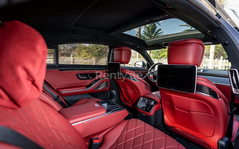 Mercedes S500 (Negro), 2021 para alquiler en Sharjah