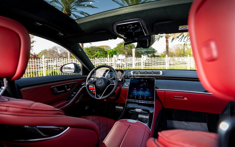 Mercedes S500 (Negro), 2021 para alquiler en Sharjah