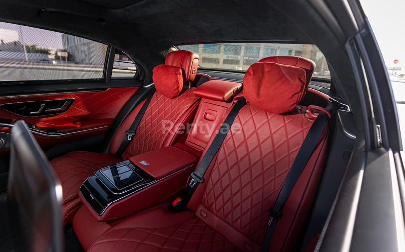 Mercedes S500 (Negro), 2021 para alquiler en Sharjah