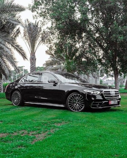 Mercedes S500 Class (Zwart), 2021 te huur in Dubai