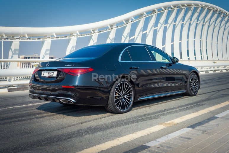 Mercedes S500 (Negro), 2021 para alquiler en Abu Dhabi