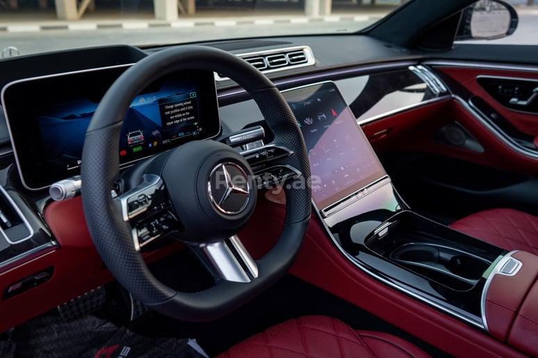 Mercedes S500 (Negro), 2021 para alquiler en Abu Dhabi
