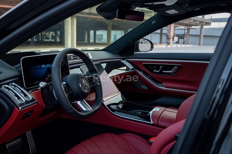 Mercedes S500 (Negro), 2021 para alquiler en Abu Dhabi