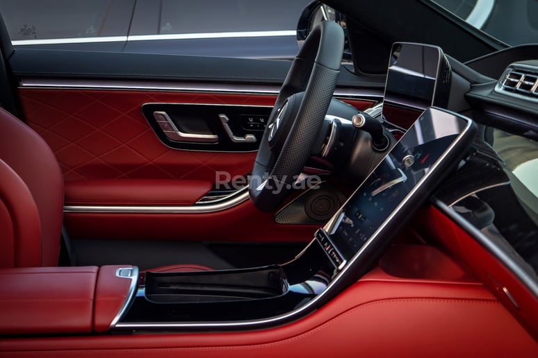 Mercedes S500 (Negro), 2021 para alquiler en Abu Dhabi
