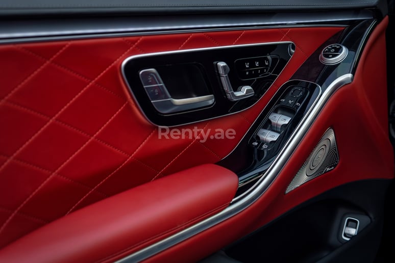 Mercedes S500 (Negro), 2021 para alquiler en Abu Dhabi