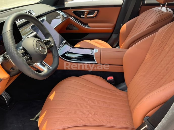 Mercedes S500 (Negro), 2021 para alquiler en Ras Al Khaimah