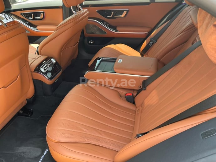 Mercedes S500 (Negro), 2021 para alquiler en Ras Al Khaimah