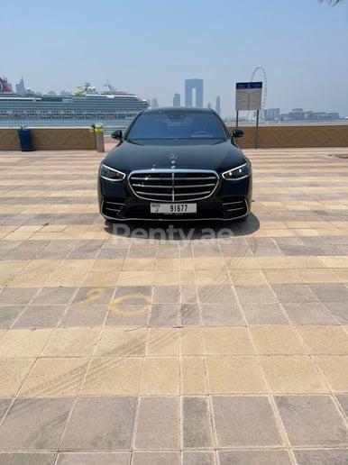 Mercedes S500 (Negro), 2021 para alquiler en Ras Al Khaimah