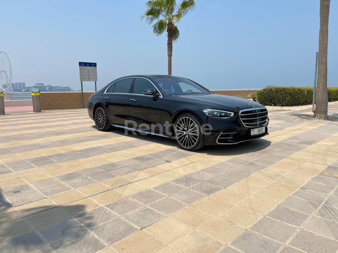 Mercedes S500 (Negro), 2021 para alquiler en Ras Al Khaimah