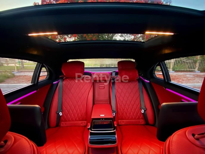 Mercedes S500 Class (Nero), 2021 in affitto a Dubai