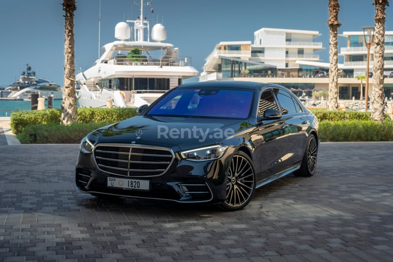 Mercedes S500 (Zwart), 2021 te huur in Dubai