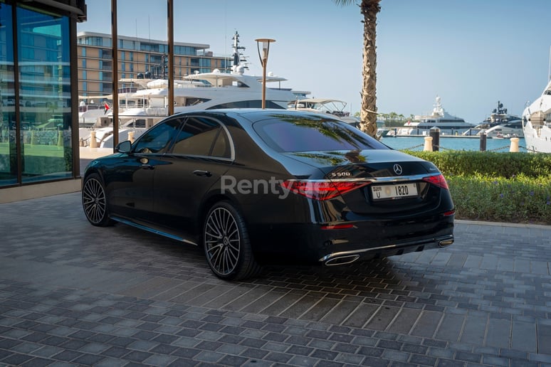 Mercedes S500 (Zwart), 2021 te huur in Dubai