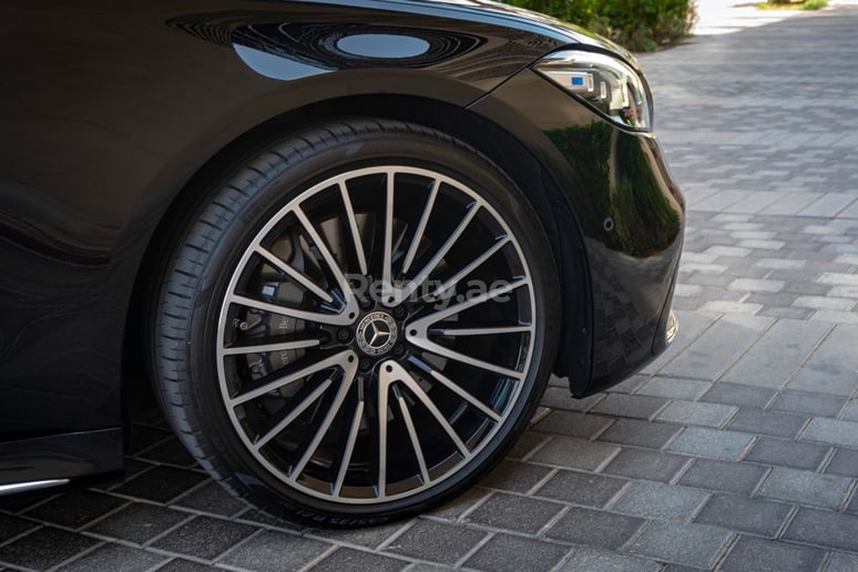 Mercedes S500 (Zwart), 2021 te huur in Dubai