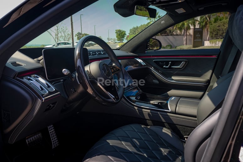 Mercedes S500 (Zwart), 2021 te huur in Dubai