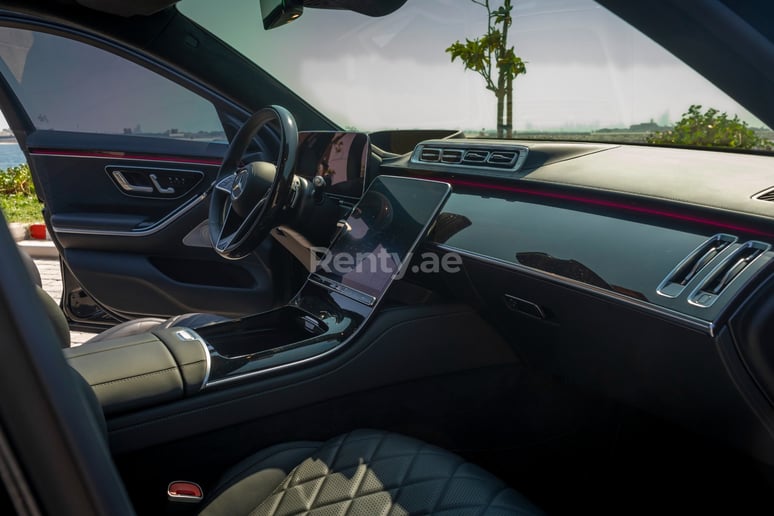 Mercedes S500 (Zwart), 2021 te huur in Dubai