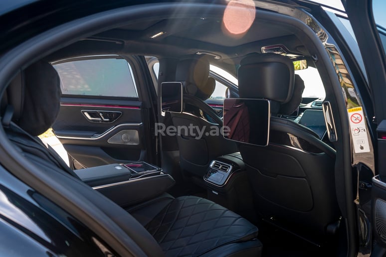 Mercedes S500 (Zwart), 2021 te huur in Dubai