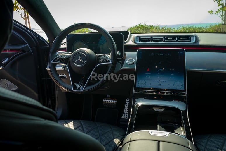Mercedes S500 (Zwart), 2021 te huur in Dubai