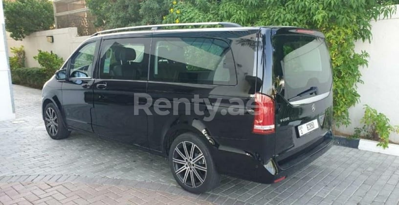 Mercedes V 250 (Zwart), 2020 te huur in Dubai