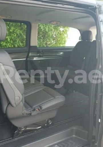 Mercedes V 250 (Zwart), 2020 te huur in Dubai