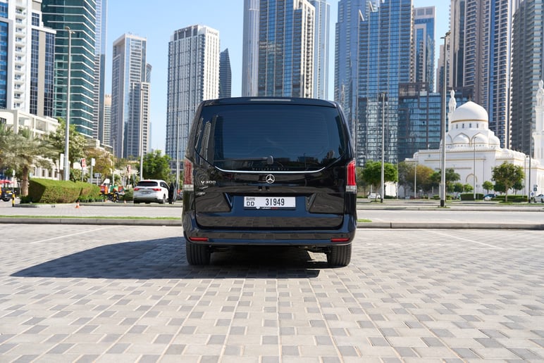مرسيدس V300 Avantgarde Extra Long (أسود), 2025 - عروض التأجير في الشارقة