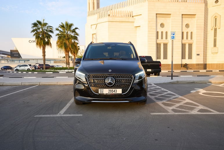 Mercedes V300 Avantgarde Extra Long (Schwarz), 2025  zur Miete in Sharjah