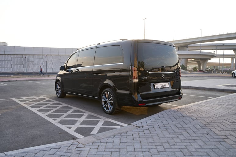 Mercedes V300 Avantgarde Extra Long (Schwarz), 2025  zur Miete in Sharjah