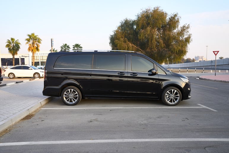 Mercedes V300 Avantgarde Extra Long (Schwarz), 2025  zur Miete in Sharjah