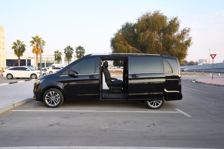 Mercedes V300 Avantgarde Extra Long (Schwarz), 2025  zur Miete in Sharjah