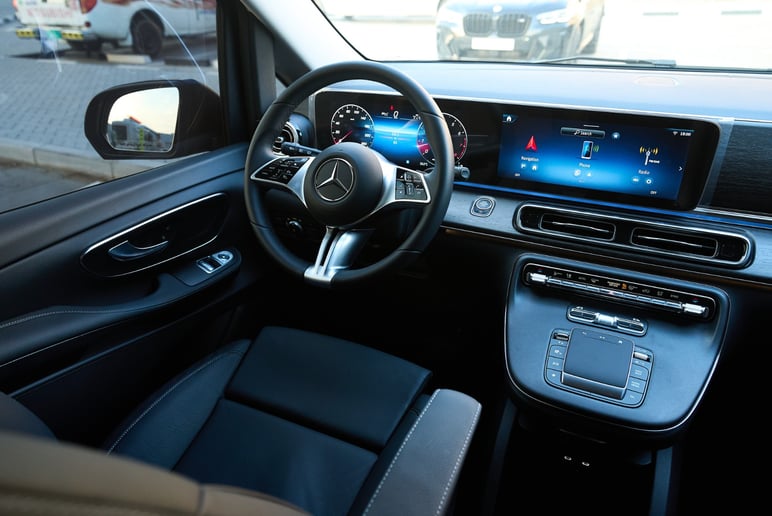 Mercedes V300 Avantgarde Extra Long (Schwarz), 2025  zur Miete in Sharjah