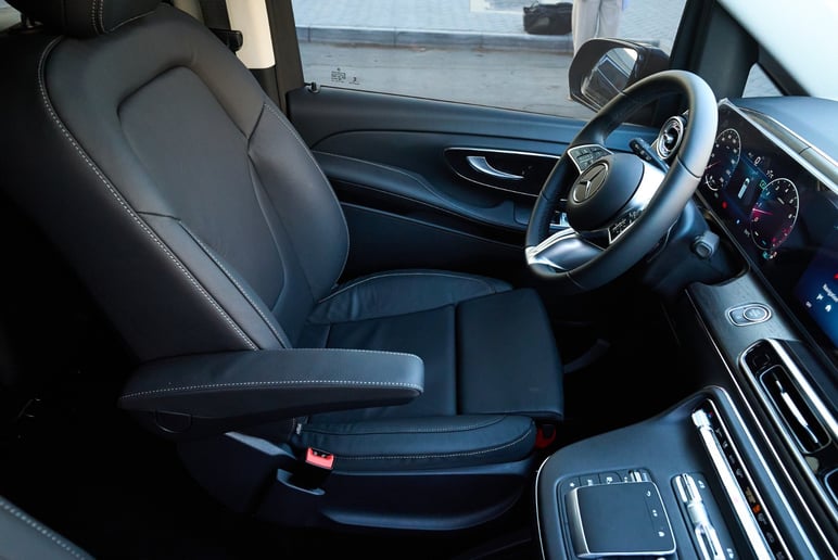 Mercedes V300 Avantgarde Extra Long (Schwarz), 2025  zur Miete in Sharjah