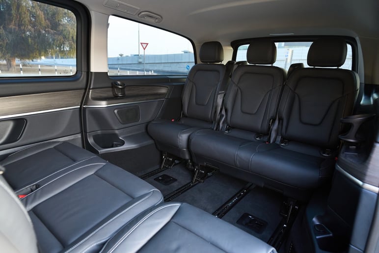 Mercedes V300 Avantgarde Extra Long (Schwarz), 2025  zur Miete in Sharjah