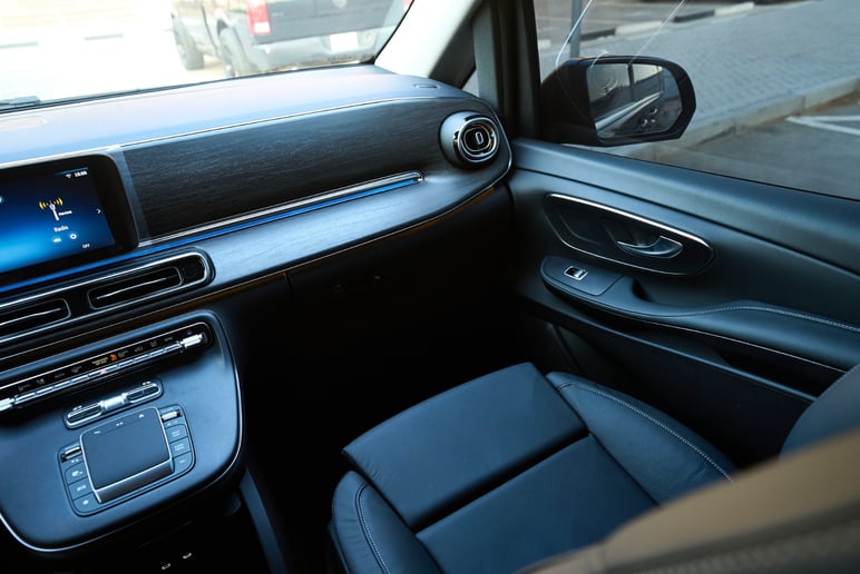 Mercedes V300 Avantgarde Extra Long (Schwarz), 2025  zur Miete in Sharjah