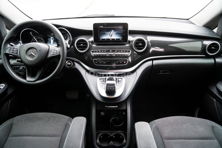 Dubai'de kiralık Mercedes V Serisi (Siyah), 2018