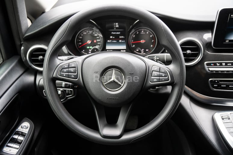 Dubai'de kiralık Mercedes V Serisi (Siyah), 2018