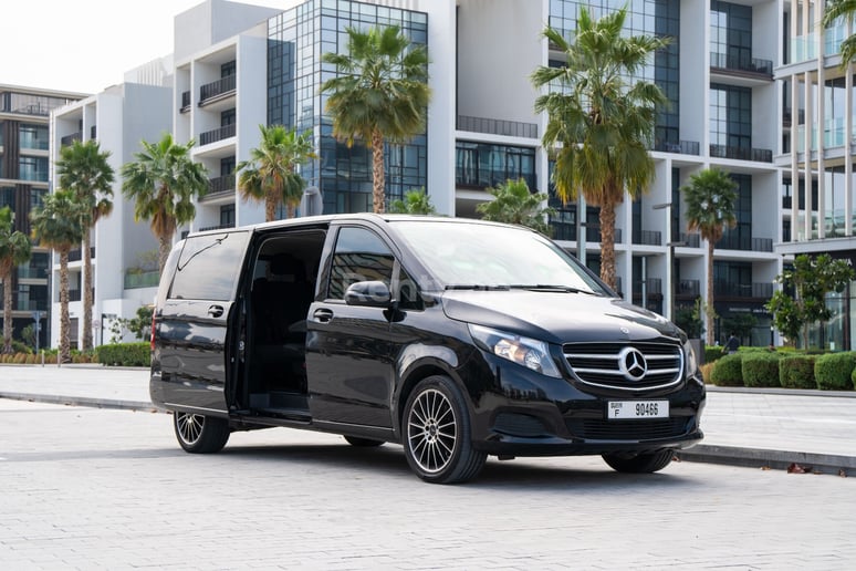 Dubai'de kiralık Mercedes V Serisi (Siyah), 2018