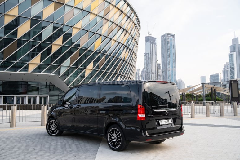 Dubai'de kiralık Mercedes V Serisi (Siyah), 2018