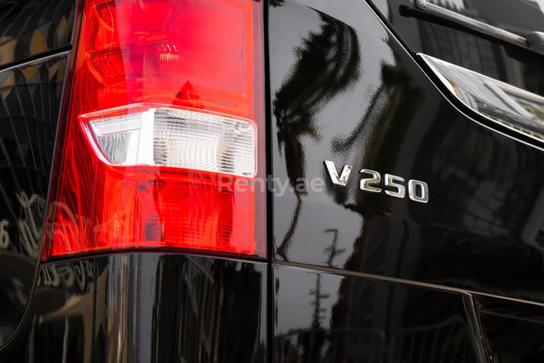 Dubai'de kiralık Mercedes V Serisi (Siyah), 2018