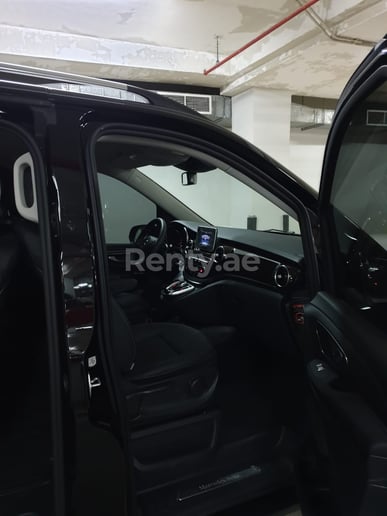 Dubai'de kiralık Mercedes V250 (Siyah), 2019