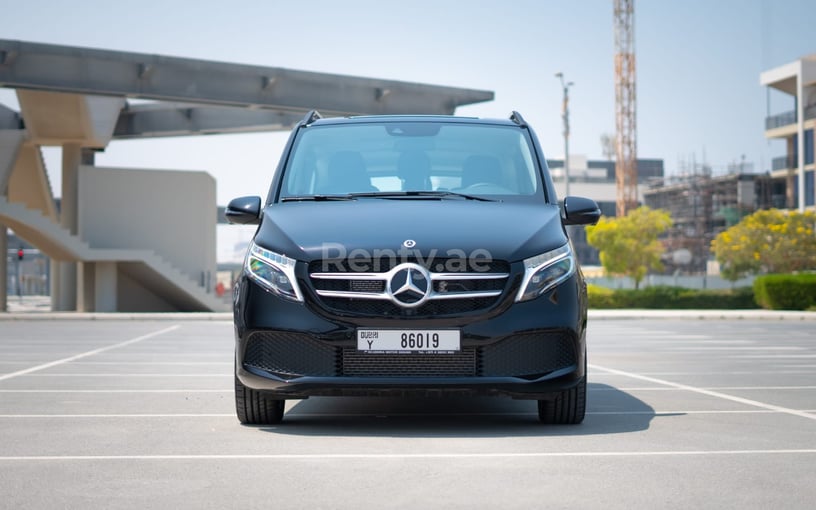 Mercedes V250 (Zwart), 2023 te huur in Abu Dhabi