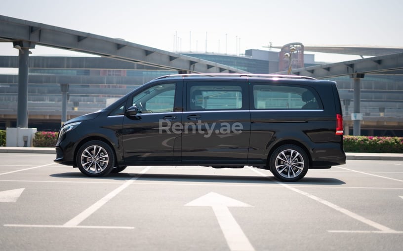 Mercedes V250 (Zwart), 2023 te huur in Abu Dhabi