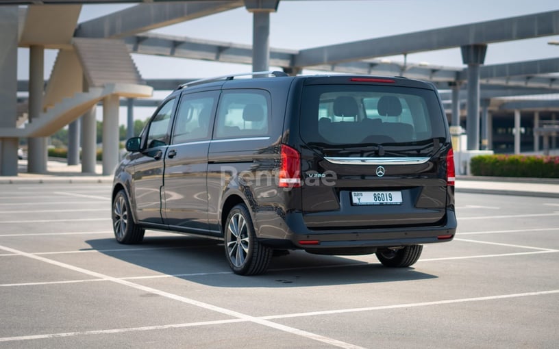 Mercedes V250 (Zwart), 2023 te huur in Abu Dhabi