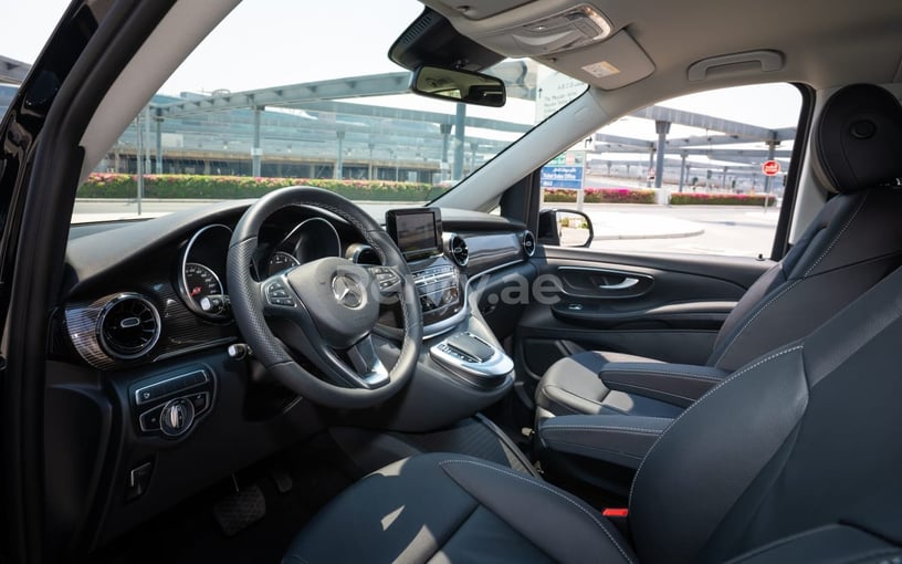 Mercedes V250 (Zwart), 2023 te huur in Abu Dhabi
