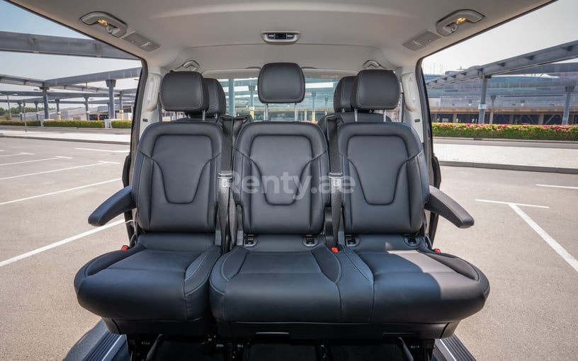 Mercedes V250 (Zwart), 2023 te huur in Abu Dhabi