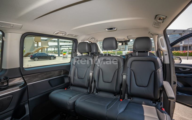 Mercedes V250 (Zwart), 2023 te huur in Abu Dhabi