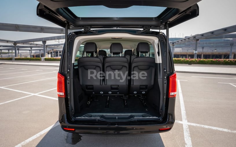 Mercedes V250 (Zwart), 2023 te huur in Abu Dhabi