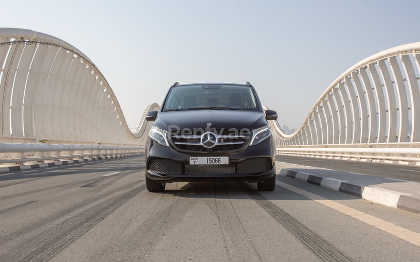 Mercedes V250 (Negro), 2023 para alquiler en Abu Dhabi