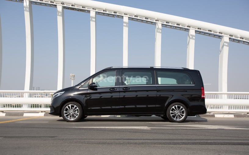 Mercedes V250 (Negro), 2023 para alquiler en Abu Dhabi